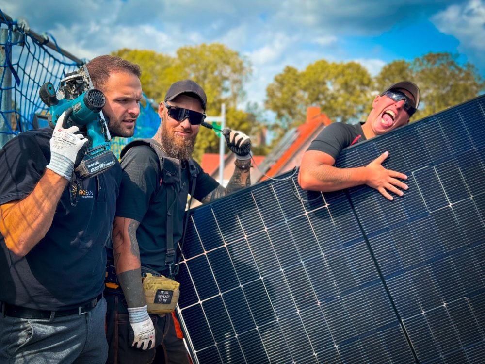 Montage einer Photovoltaikanlage auf dem Dach eines Einfamilienhauses – was eine PV-Anlage 2026 kostet