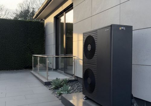 Wärmepumpe Außeneinheit an Bremer Einfamilienhaus – Förderung bis 70 % möglich – TRIOSUN Referenzinstallation