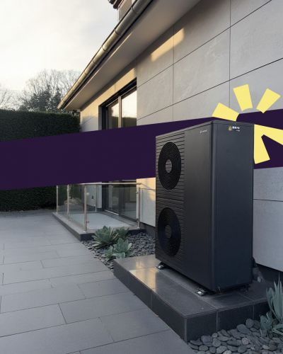 Schwarze Wärmepumpen-Außeneinheit an Hausaußenwand montiert, Referenzprojekt von TRIOSUN Wärmepumpeninstallation