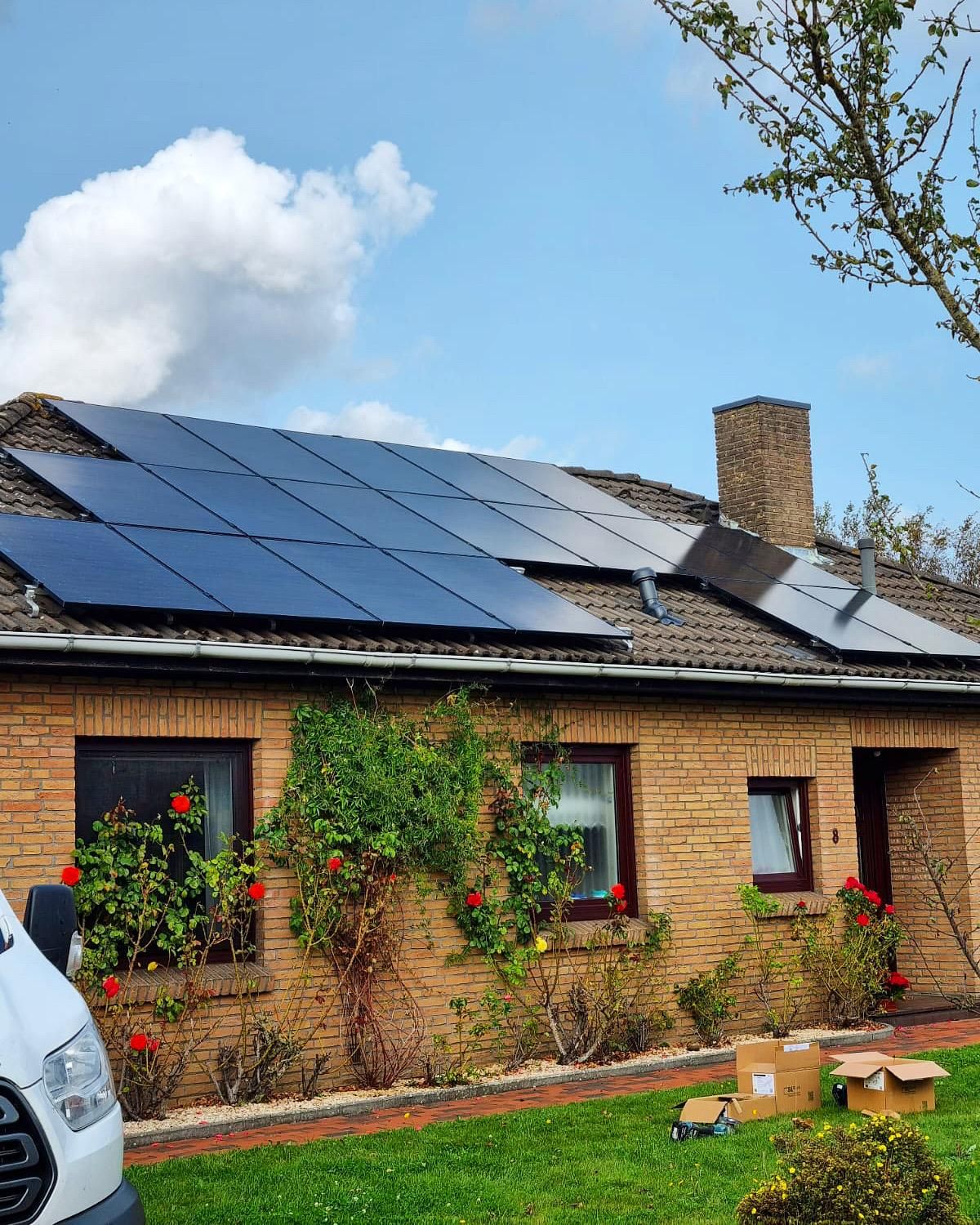 Einfamilienhaus in Hamburg mit schwarzer Photovoltaikanlage auf dem Satteldach, Referenzprojekt von TRIOSUN Energiesysteme
